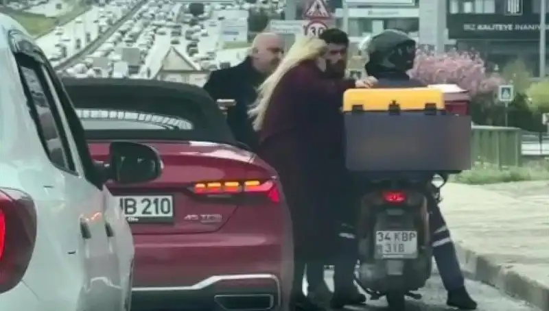 D-100'de Dehşet Anları: Motokuryeye Silah Çeken Sürücü Olay Yerden Yere Vurdu