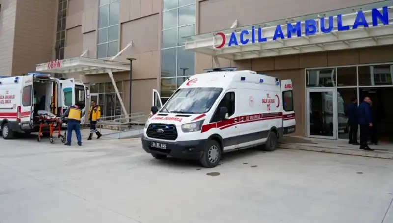 Erzincan'da Feci Kaza: Hayatını Kaybeden Bir Genç, Üç Yaralı