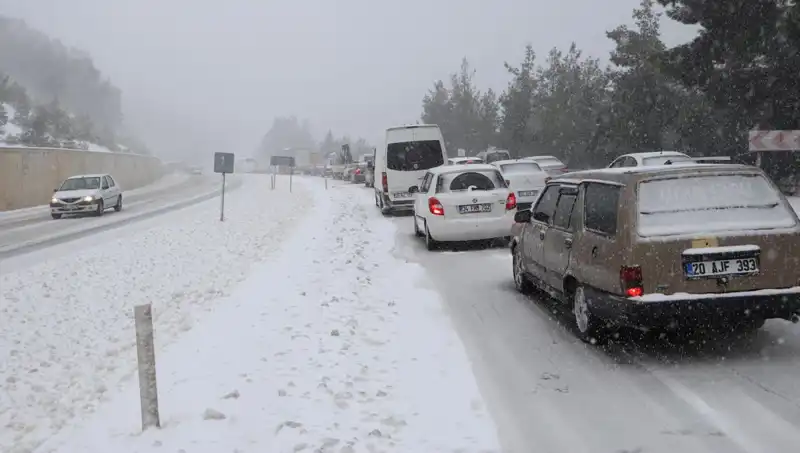 Denizli-Antalya Kara Yolunda Kar Fırtınası: Trafik Kilitlendi!