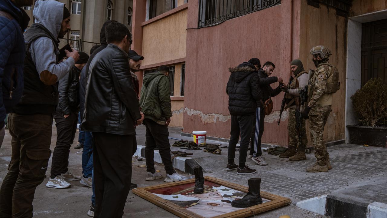 Suriye'de Regime Silahlarını Teslim Etmeye Devam Ediyor
