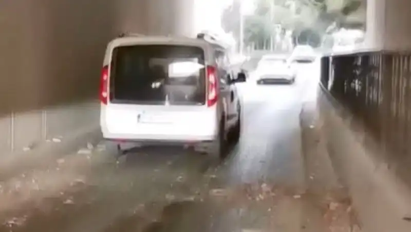 Şehir Merkezinde Korkunç Olay: Düşen Beton Parçaları Araçları Vurdu!