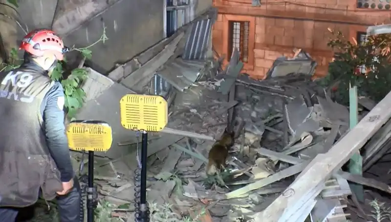 İstanbul'da Deprem Sonrası Hasar Gören Bina Çöktü: Olayın Ayrıntıları Nedir?
