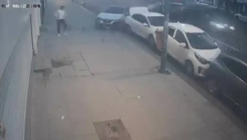 Direksiyon Hakimiyetini Kaybeden Sürücünün Park Halindeki Araçlara Çarpma Anı