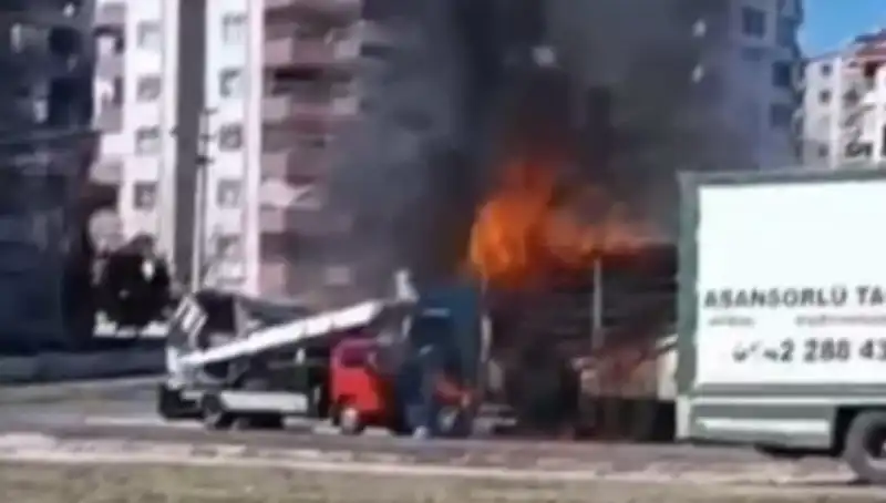Alev Alev Yanan TIR’ın Dramı, İzleyenleri Şaşkına Çevirdi