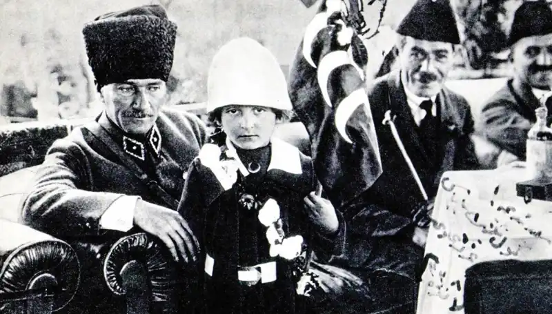 Bayramın Geleceği O Şapkanın Altında Gizli: Unutulmaz Fotoğrafın Hikayesi