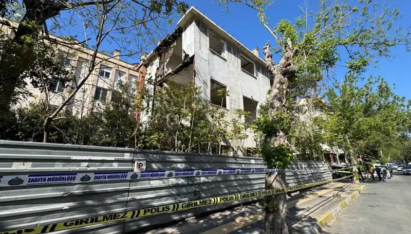 Bakırköy'de Metruk Bina Depremle Yıkılma Noktasına Geldi