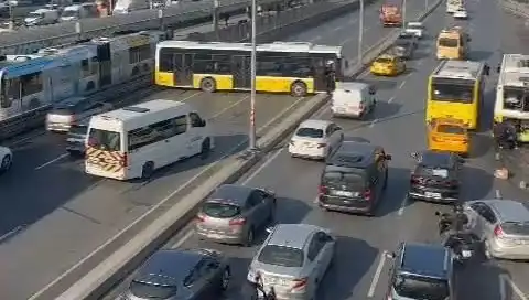 İstanbul Trafiğini Felç Eden Kaza: İETT Otobüsü İki Araca Çarptı