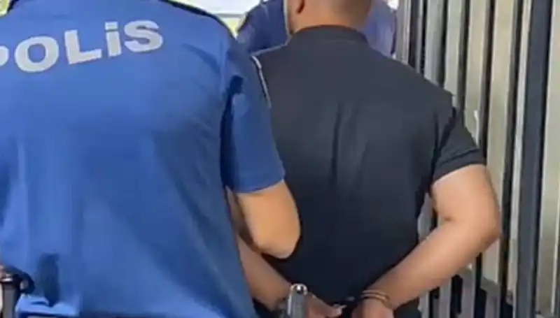 İzmir'de Polise Saldıran Şahıs Yakalandı: Olayın Ardındaki Gizemli Nedenler
