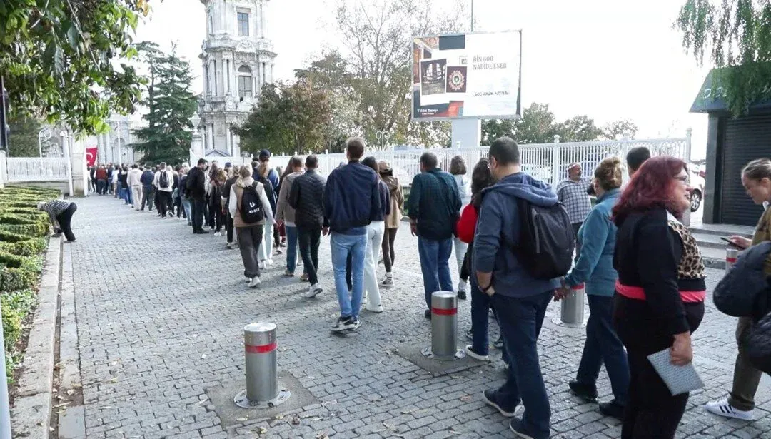 Dolmabahçe Sarayı'nda Ziyaretçi Yoğunluğu: Tarihe Yoğun İlgi
