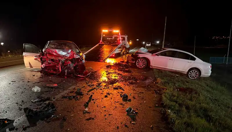 Çanakkale'de Trafik Faciası: İki Otomobil Çarpıştı, 3 Kişi Hayatını Kaybetti