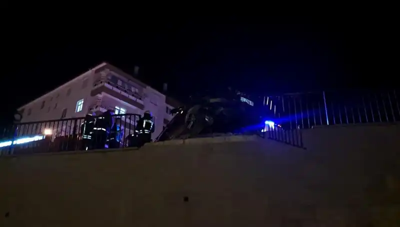 Kontrolden Çıkan Araç Bariyerlere Çarparak Asılı Kaldı: Gözler Olay Yerinde!