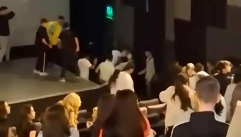 Rapçi Çakal'ın Hayranları Arasında Çıkan Kavga Sosyal Medyayı Sarstı