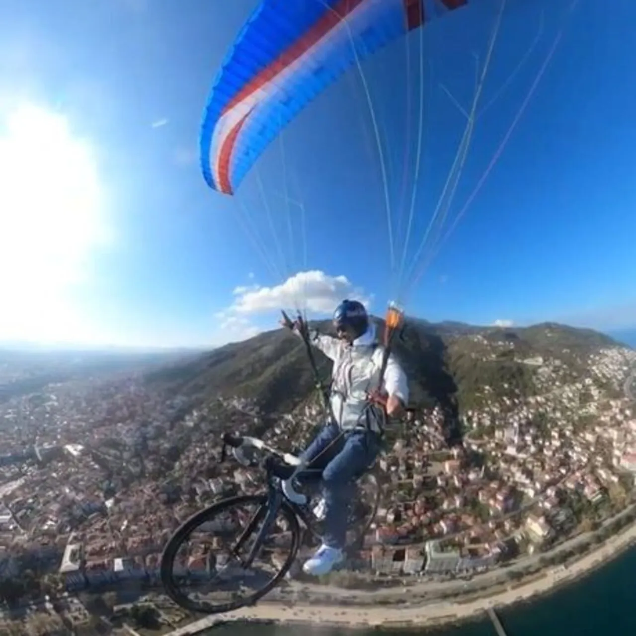 Havada Bisikletle Pedal Çevirdi: Nefes Kesen Gösteri