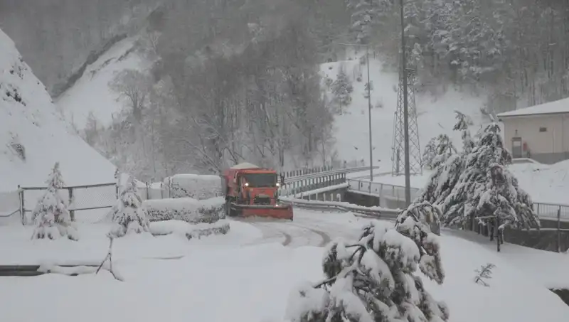 Bolu Dağı'nda Kar Yağışı: Kışın Sevinci Yerini Aldı!