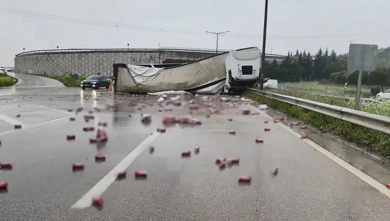TIR Devrildi, İçkiler Yola Saçıldı: Gözler Olay Yerinde!