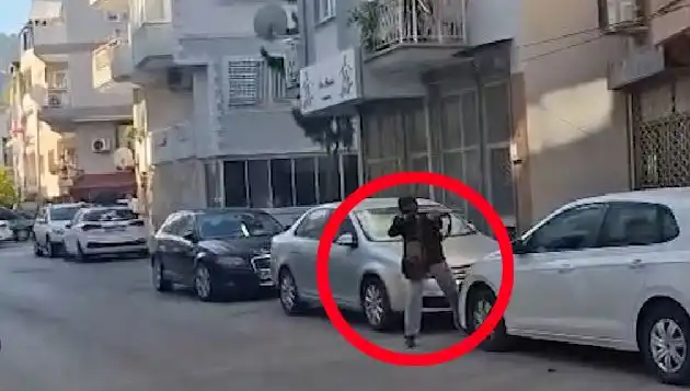 İzmir’de Silahlı Saldırganla Gözlerine Gözlük Çarpışması: Kaos Anları