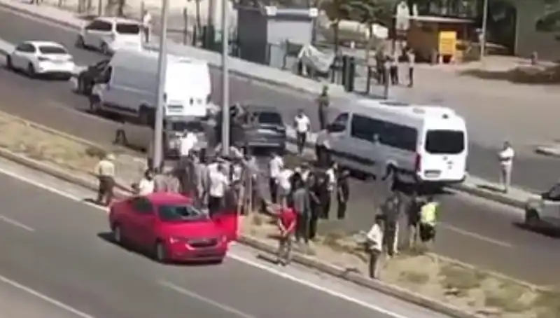 Yolun Karşısına Geçen Yayaya Otomobil Çarpınca Olay Yerinde Şok Anlar Yaşandı