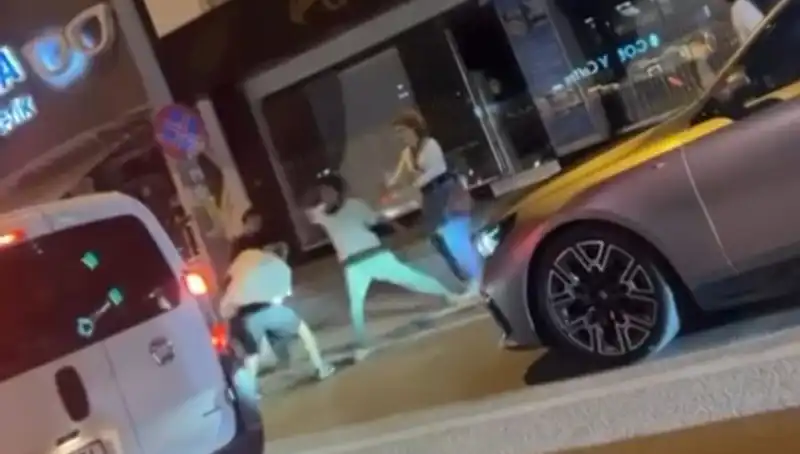 Şehrin Cadde Boks Ringine Dönüşmesi: Yumruklar Havada Uçuştu!