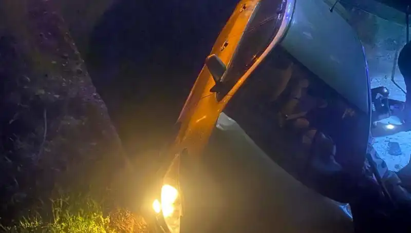 Adana'da Dehşet Anları: Şarampole Devrilen Otomobilde İki Yaralı!