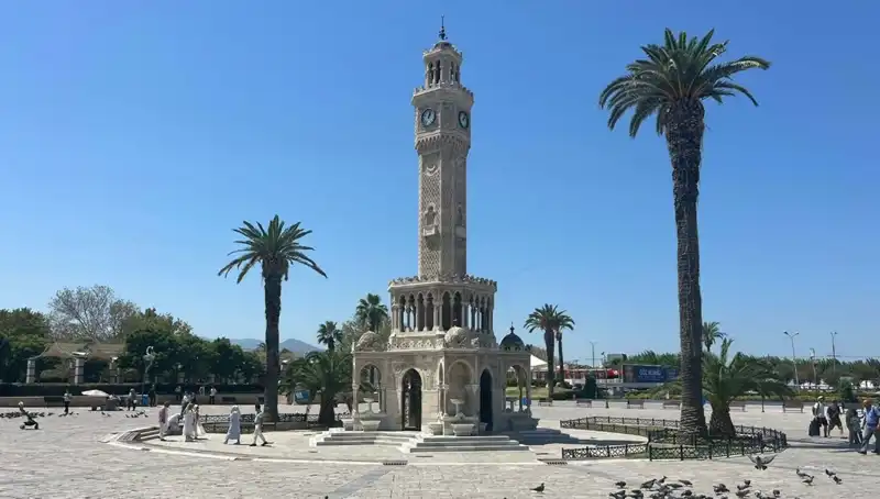 İzmir'de Sıcak Havanın Etkisi: 42 Dereceye Dayanan Sıcaklık İnsanları Evlerine Kapatıyor