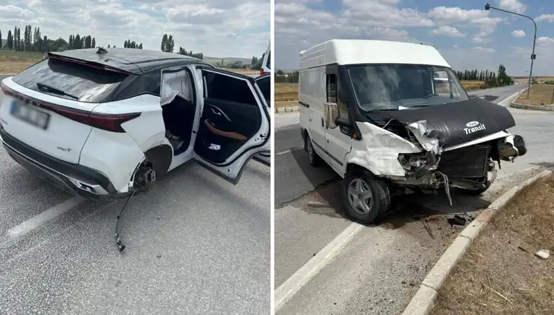 Çorum'da Korkutan Kaza: İki Araç Kafa Kafaya Çarpıştı