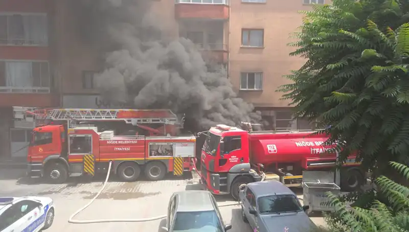 Niğde'de Beyaz Eşya Deposunda Korkutan Yangın: Maddi Hasar Büyüktü