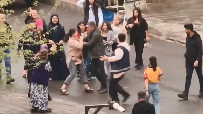 Adliye Önünde Tekmeli ve Yumruklu Kavga: Olayın Perde Arkası!