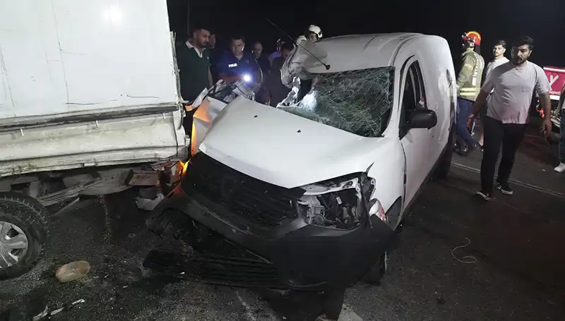 İstanbul'da Korkunç Kaza: 3 Kişi Yaralandı, Olay Anı Kamera Görüntülerine Yansıdı!