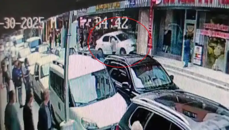 Alkollü Sürücü Mağazaya Daldı: İki Çocuk Şans Eseri Kurtuldu