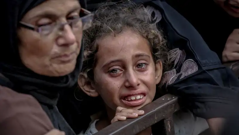 Gazze'de Acı Gerçek: İsrail Askeri Yemekleri Toprağa Gömüyor