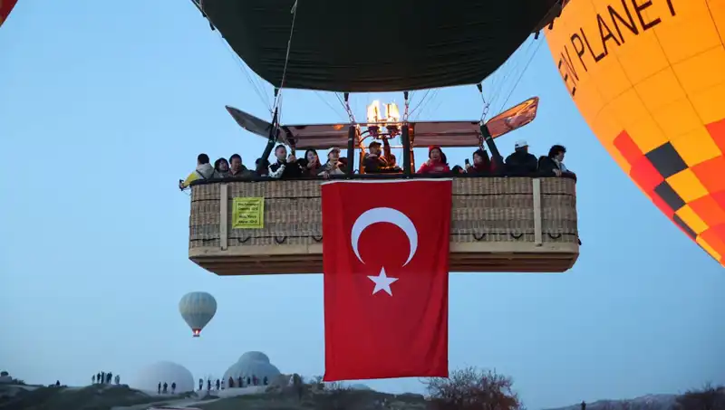 Kapadokya’nın Gökyüzü 23 Nisan'da Türk Bayraklarıyla Şenlendi