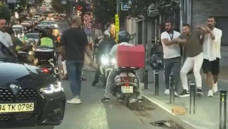 Nişantaşı'nda Yol Verme Tartışması Darbeye Dönüştü: Kadın Sopayla Tehdit Edildi