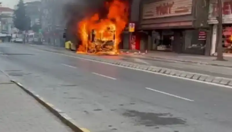 Ümraniye'de Korku Dolu Anlar: Yangın aniden patlak verdi!