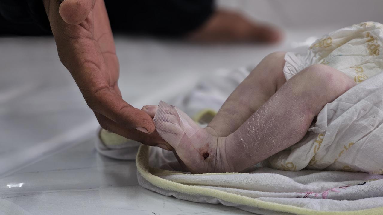 Gazze'de aileler çadır başında nöbet tutuyor