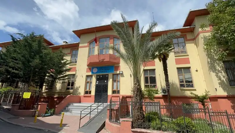 Depremde Hasar Gören Okullar Boşaltıldı: Öğrencilerin Geleceği Tehdit Altında!