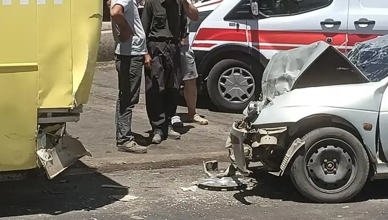 Halk Otobüsü ve Otomobil Çarpıştı: İki Kişi Yaralandı!