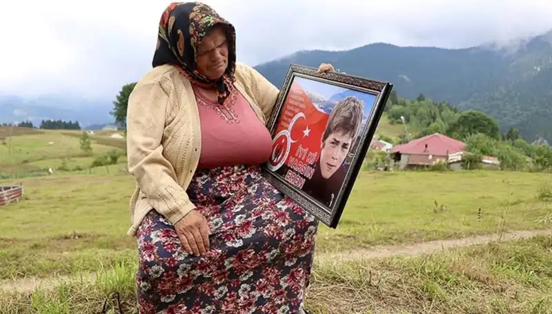 DEM Parti’den Anlamlı Ziyaret: Eren Bülbül’ün Annesine Bayram Kutlaması