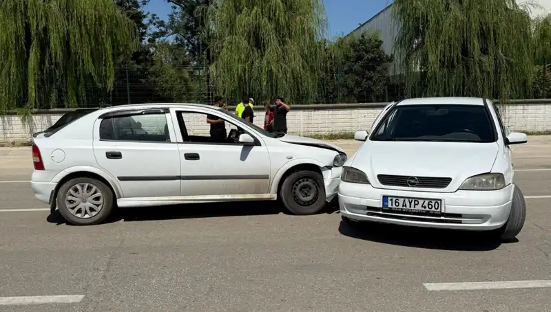 İki Otomobilin Kafa Kafaya Çarpışması: Yaralılar Hastaneye Kaldırıldı!