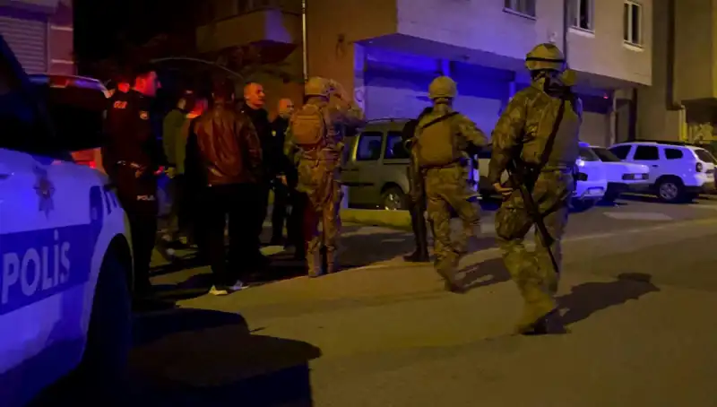 Balkonda Tüfekle Ateş Açan Şahsın Evi Polisi Telaşa Boğdu