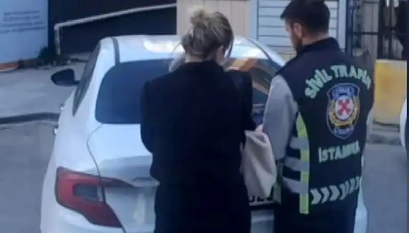 Kadıköy'de Drift Atan Kadın Sürücüye Tam 48 Bin Lira Ceza Kesildi!
