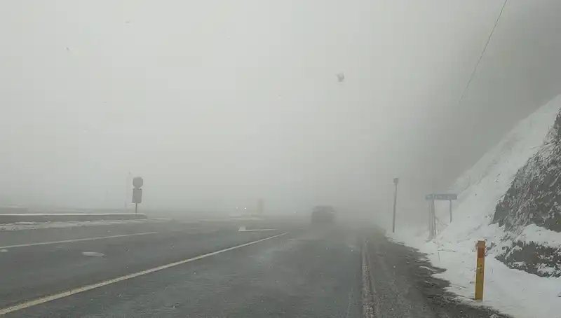 Bolu Dağı'nda Yoğun Kar ve Sis, Ulaşımı Zora Soktu!