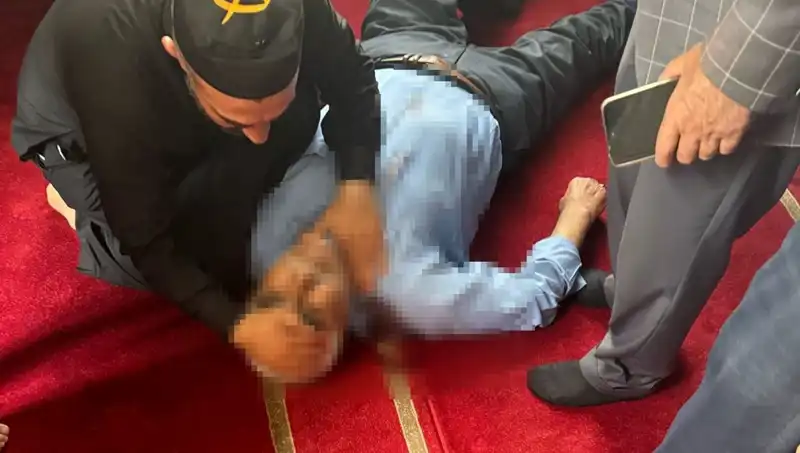 Camide Cani Saldırı: Namaz Kılan Adam Bıçaklandı!