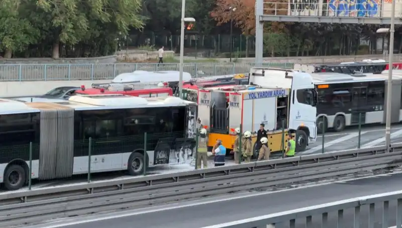 İstanbul Metrobüs Yangını: Trafikte Duran Yolculuklar ve Etkileri