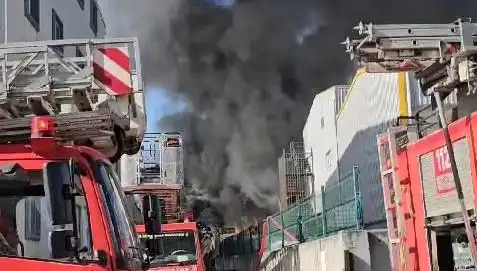 Tuzla'daki Fabrika Yangını: Ekipler Kontrolü Sağladı, Tehlike Geçti