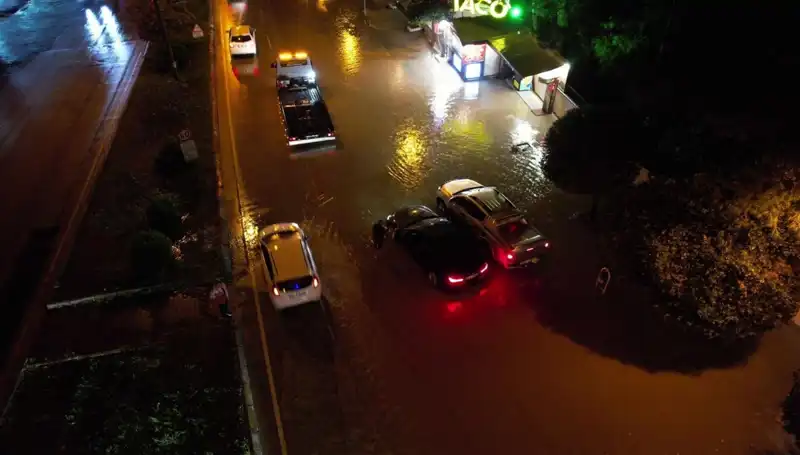 Adana'da Şiddetli Sağanak Yağış İle Cadde ve Yollar Adeta Nehre Döndü