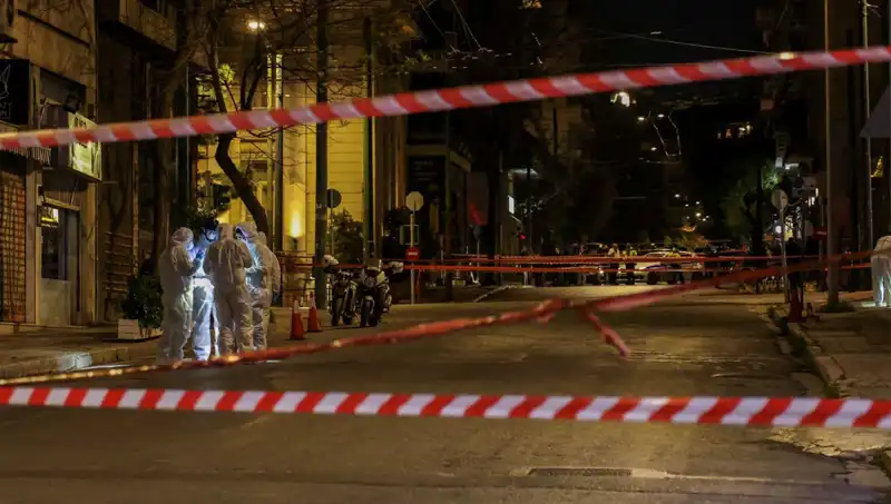 Atina'da Şüpheli Çantanın Patlaması Kentte Panik Yarattı