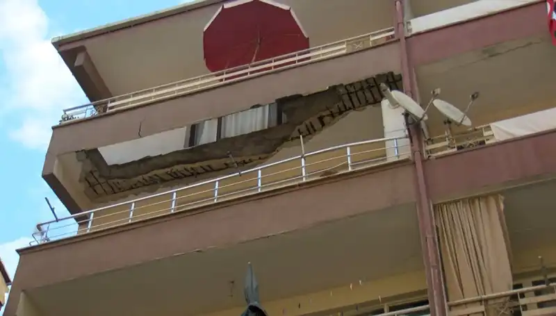 Güngören'de Korkunç Anlar: Beş Katlı Binanın Balkonu Aniden Çöktü