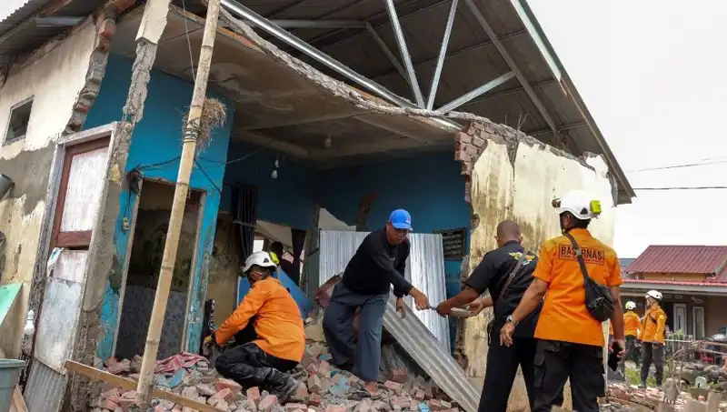 Endonezya’da Şok Edici Deprem: 5,7 Büyüklüğünde Sarsıntı ile 8 Ev Yıkıldı