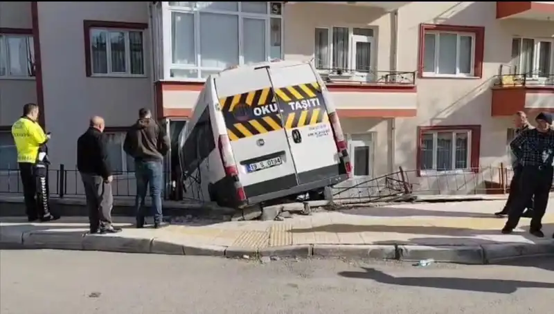 Okul Servisi Kaza Yaptı: İki Öğrenci Balkonda Yaralandı!