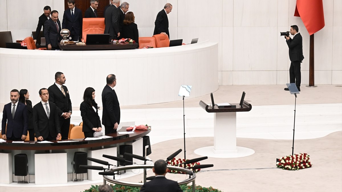 Erdoğan’a Meclis’te Ayakta İlk Karşılama: Özgür Özel’den Sürpriz Jest